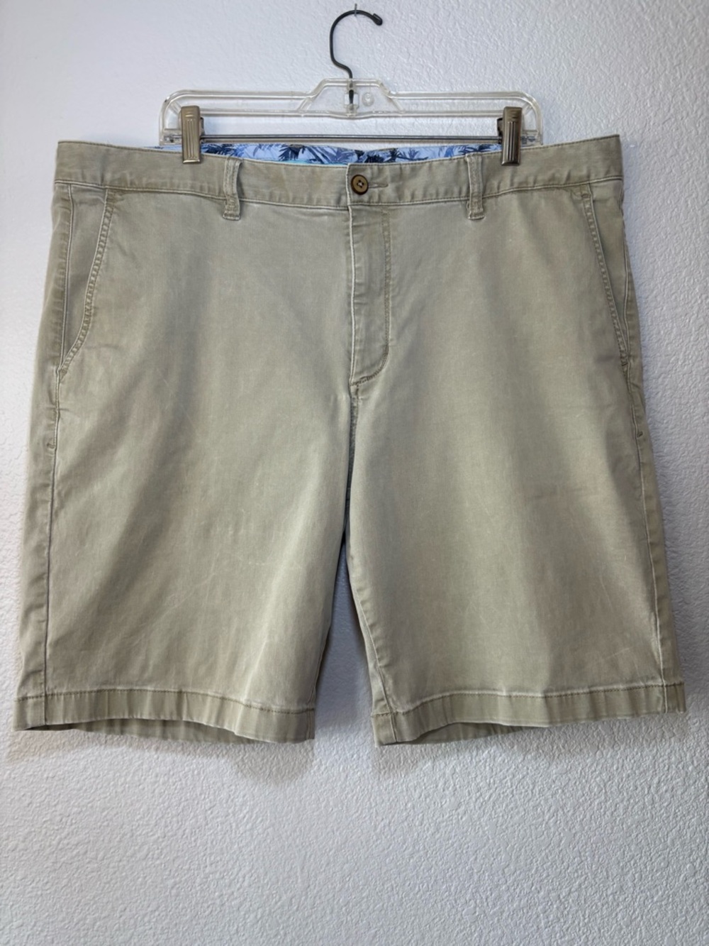 Tommy Bahama Men’s Size 40 Beige Flat Front Shorts Chino Khakis Relax Summer